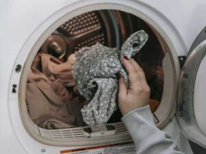 До чого може призвести зберігання брудної білизни в пральній машині