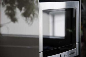 Хитрість, яка допоможе розігріти в мікрохвильовці невелику кількість їжі