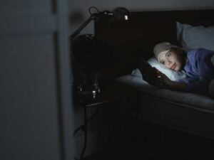 Телефон під подушкою: Чи справді це може зашкодити здоров’ю?