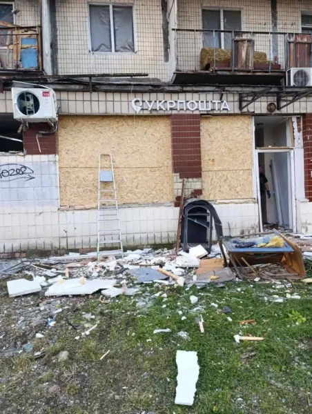 28 серпня внаслідок російського обстрілу було зруйновано відділення Укрпошти в Києві.