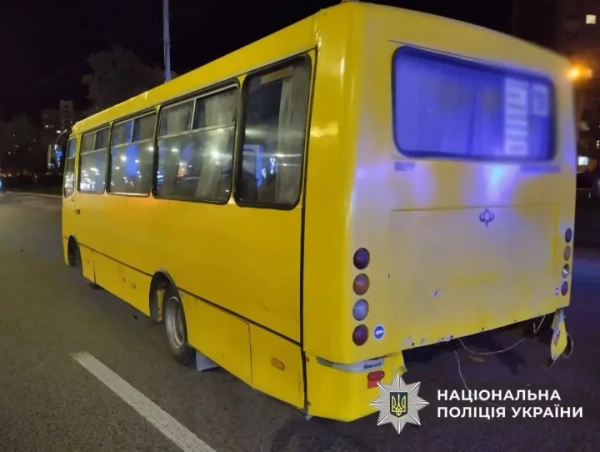П'яний водій Mercedes врізався в автобус, травмував пасажира, підозрює поліцію