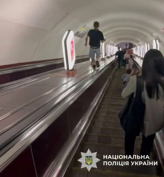 Він пробіг по балюстраді між ескалаторами та пошкодив рекламне освітлення: у Києві 19-річному хлопцеві повідомили про підозру