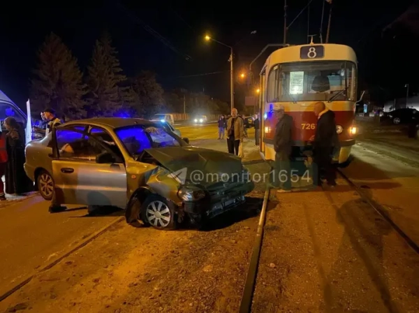 У Харкові зіткнулися легкові автомобілі: п'ятеро людей постраждали, трамвай затримався