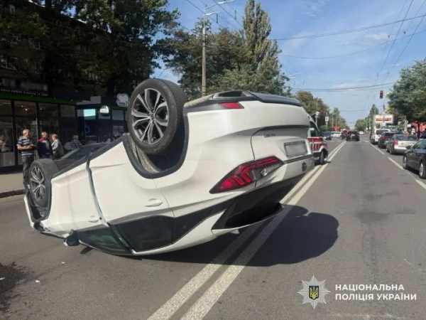 У Києві Lexus перекинувся на дах після зіткнення з навчальним автомобілем, одна людина постраждала