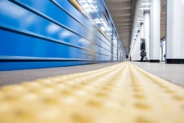 Метро Києва відновило роботу після падіння пасажира на колії