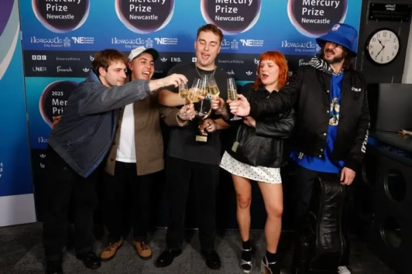 Сем Фендер отримав премію Mercury Prize 2025 за альбом &quot;People Watching&quot;