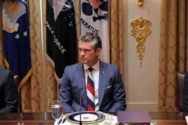Міністр оборони США Гегсет одягнув краватку кольорів російського прапора на зустріч Зеленського і Трампа