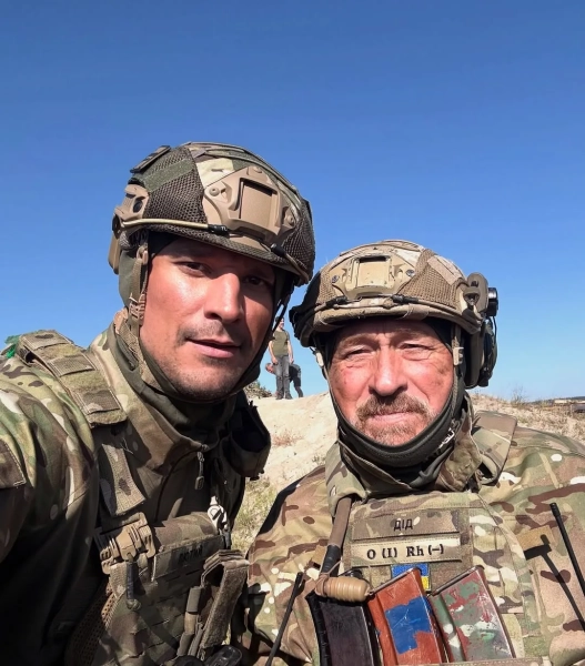 Разом з Цимбалюком у фільмі "Лютий, привіт" знімається Віктор Жданов, який теж не воював, але блискуче зіграв у "Кіборргах"