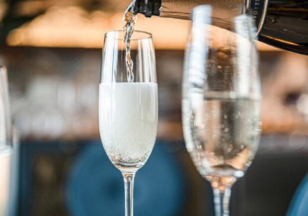 Романтический Киев с бокалом шампанского - фото