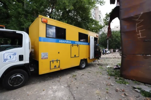 Аварія сталася на водопроводі у Києві: є перекриття руху і відключення води