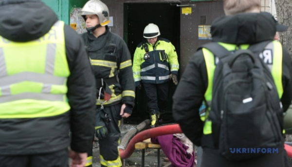 У Деснянському районі Києва тривають рятувальні операції на місці обвалу.