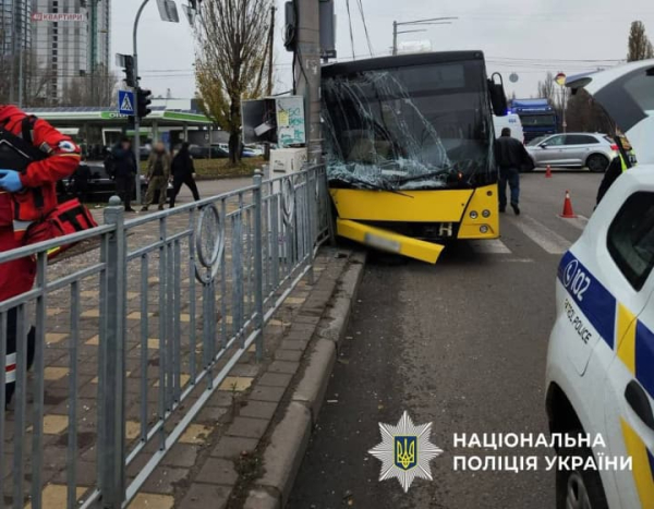 Автобус врізався в стовп у Києві: п'ятеро людей отримали травми