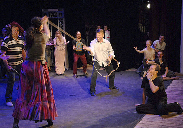 Целуй меня, Кэт! - фото