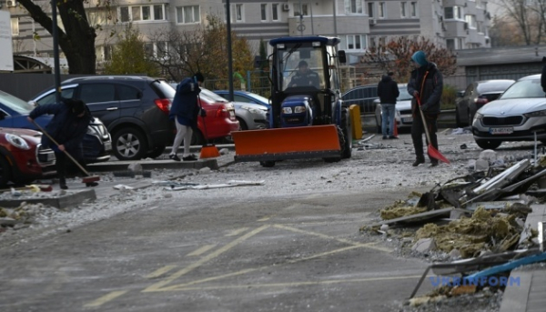 У Києві через нічний обстріл змінений рух низки маршрутів транспорту