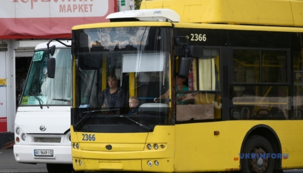 У Києві через відсутність напруги на маршрути замість електротранспорту вийшли автобуси