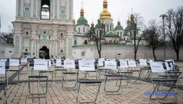 В Києві відбулась хода “Порожні стільці” за звільнення політичних бранців.