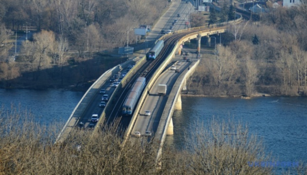 У Києві на два дні частково обмежать рух мостом Метро через Дніпро