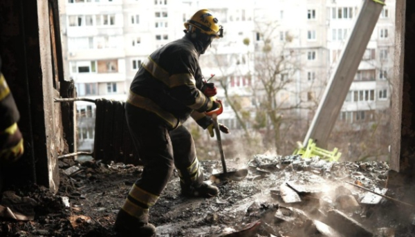 У Києві після російської атаки під завалами може перебувати людина