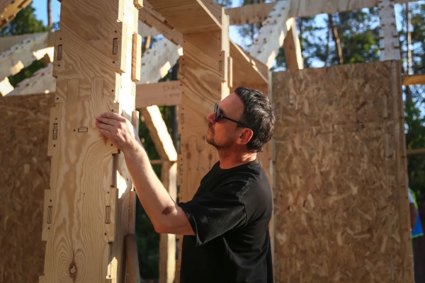 Харчишин збудував новий дім, але віддав його колишній