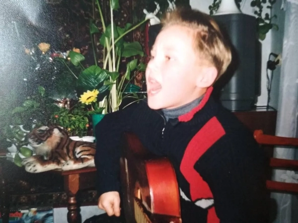 Вже у дитинстві Артем влаштовував концерти своїм родичам Вже у дитинстві Артем влаштовував концерти своїм родичам