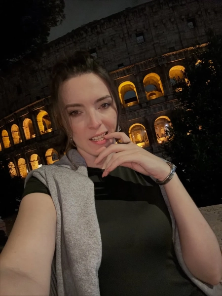 Комікеса ніколи не показує свого обранця на тусовках.