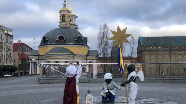 У київському Подолі фігурки малих засновників міста одягли у різдвяні вбрання