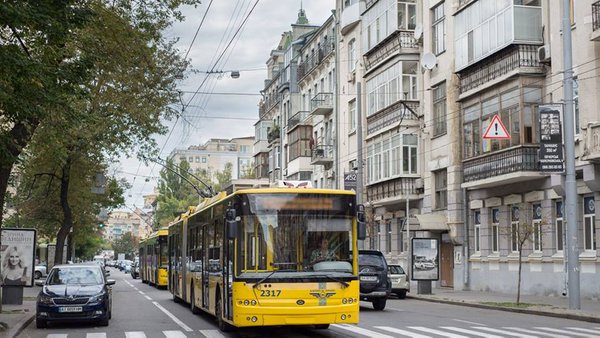 Київ: тролейбуси й трамваї знову курсують після російської атаки.