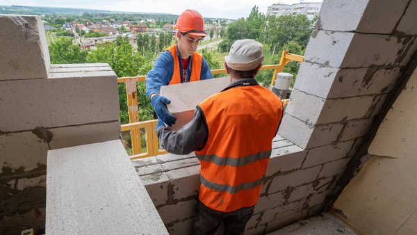 Новий, енергозберігаючий дім з грозозахистом відбудовують на Київщині.
