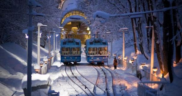 Київський фунікулер: працівниця дарує пасажирам святковий дух (відео)