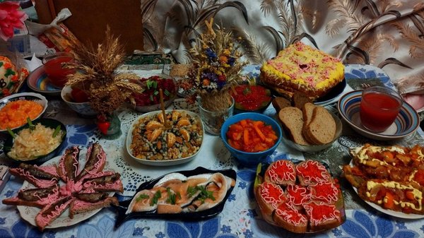 Зосередьтесь на добірності та виборі, а не на обсязі: рекомендації лікарів щодо ідеального святкового столу.