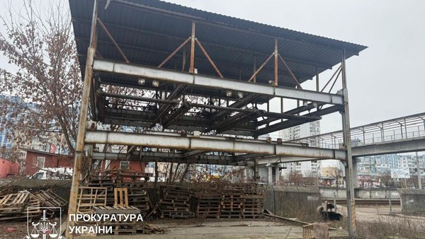 У київській Троєщині виявили черговий покинутий роторний паркінг.