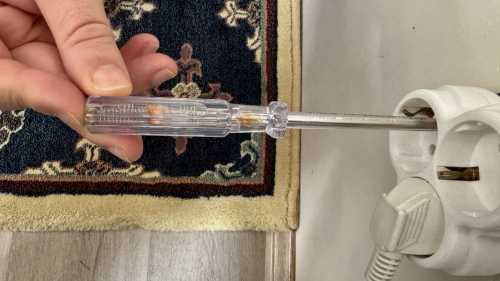 Чому загоряється індикатор, коли торкаєшся викрутки?