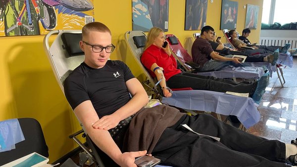 Київська область потерпає від нестачі крові через зниження кількості донорів: на Головпошті відбулася різдвяна акція здачі крові