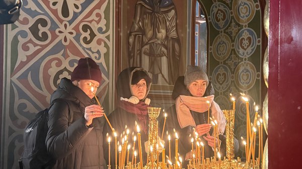 Напередодні Різдва у Києві: Різдвяний Святвечір, святкові відправи в церквах, колядки на вулицях.