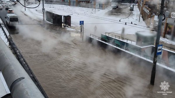 Прорив теплотраси на Деміївській площі: без тепла два столичні будинки.