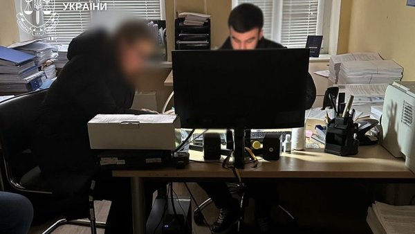 Зловживання при закупівлі струму для шкіл та садків: посадовиці Деснянської адміністрації повідомлено про підозру