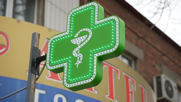 Муніципальні аптеки “Фармація” продовжують працювати в Києві, незважаючи на енергокризу.