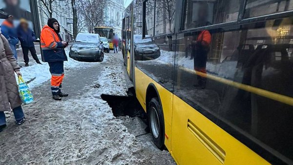 У серці Києва тролейбус загруз у вибоїні на шляху: рух транспорту заблоковано.