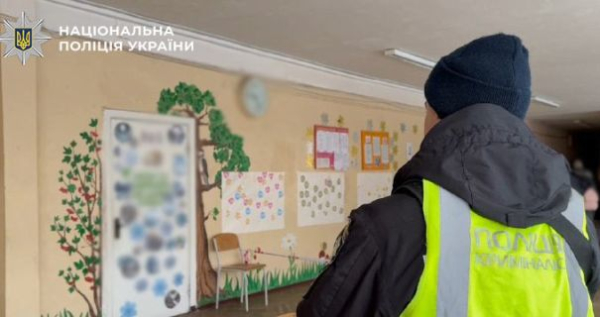 Перші відео з київської школи після атаки учня на вчительку та однокласника