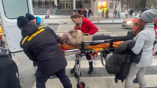 В Києві юнак та дівчина впали під лід. Їх визволили.