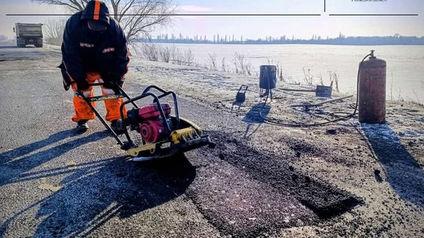 Пробоїни на шляхах: Київські автошляхи ремонтують холодним асфальтуванням.