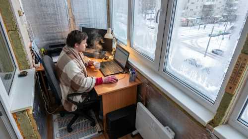 Чому від вікна дме крижаним повітрям? Не протяг, а відчувається мороз! Пояснюю причину та спосіб усунення проблеми.