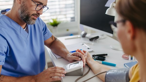 Глобальна битва з раком: безоплатна підтримка здоров’я для мешканців Києва.