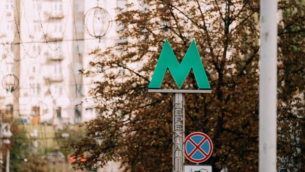 У Києві на станції “Теремки” впала стеля метро: рух поїздів не зупинено