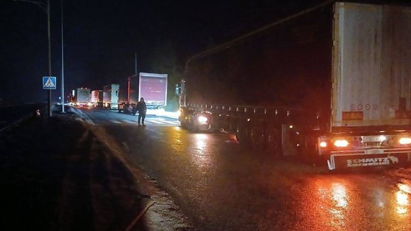 Київ паралізовано снігом: на дорогах затори, вантажівкам в’їзд обмежено