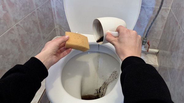 Небезпеки для каналізації: що блокує злив – від олії до волосся.