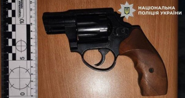 У Києві: двоє зловмисників підробили пограбування тютюнової лавки.