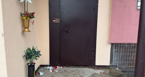 У Києві п’яний підліток пошкодив квіти біля меморіальної таблиці бійця