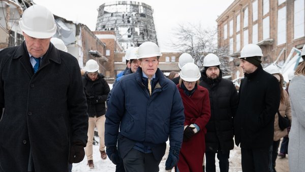 Американські сенатори оглянули розбомблену теплоелектроцентраль у Києві.