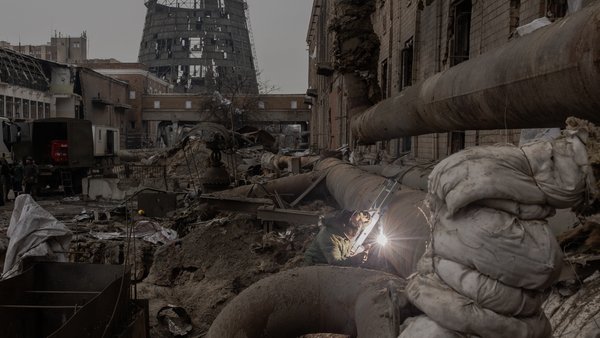 Закордонним гостям продемонстрували наслідки обстрілу Дарницької ТЕЦ.